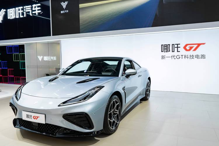 惠州3哪吒汽车在智能汽车领域的表现，领途汽车在新能源汽车市场中的影响力